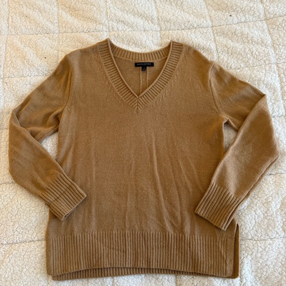Banana Republic Sweaters - Banana Republic Women’s V-Neck Sweater in Camel